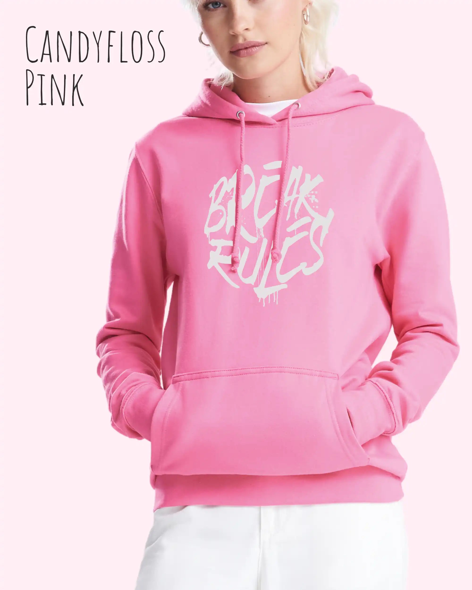 Frau trägt hoodie im feminine fit aus weicher baumwollmischung in farbe candyfloss pink mit break rules motiv auf der Brust