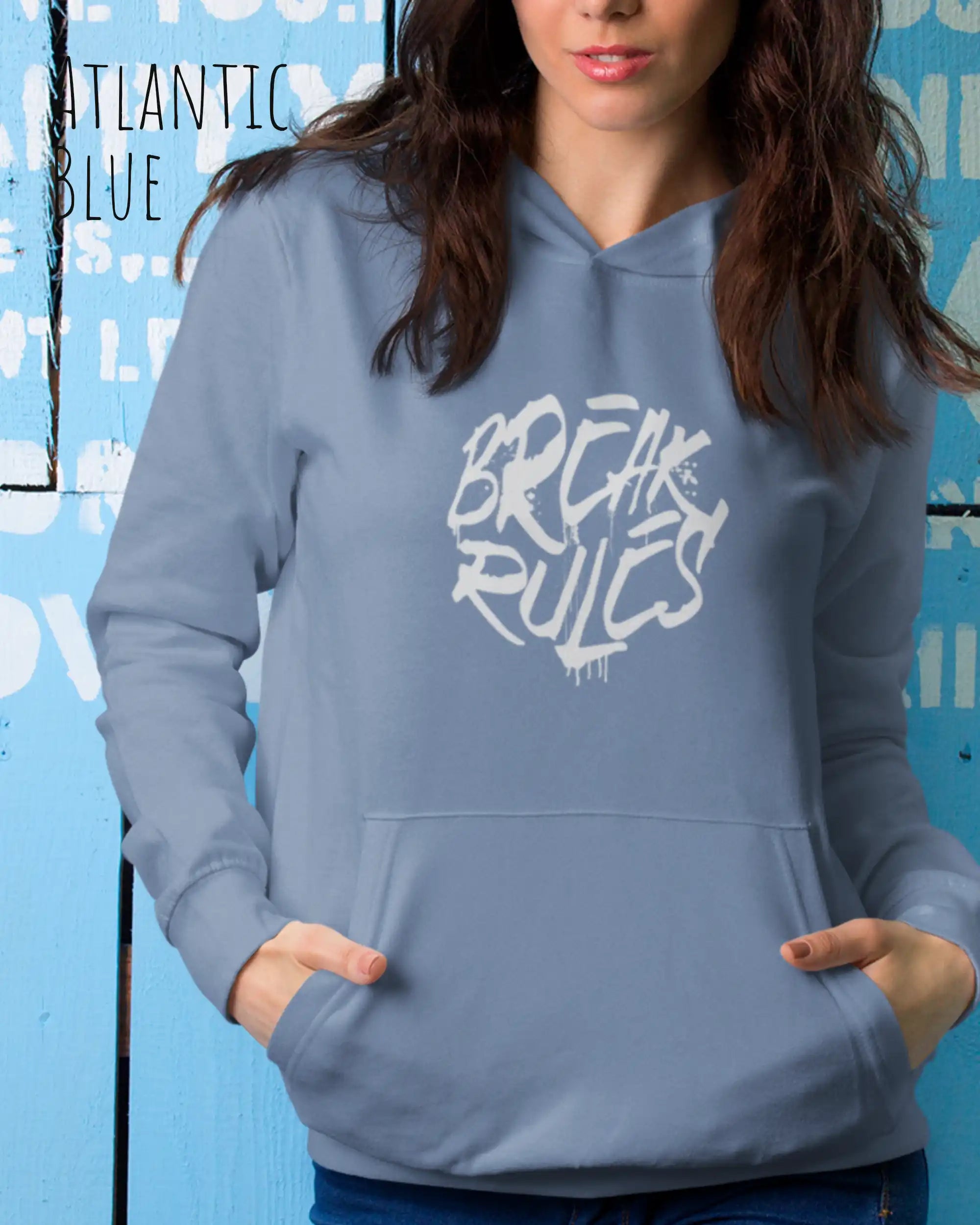 frau trägt streetwear hoodie im oversize fit in farbe atlantic blue mit break rules motiv auf der Brust