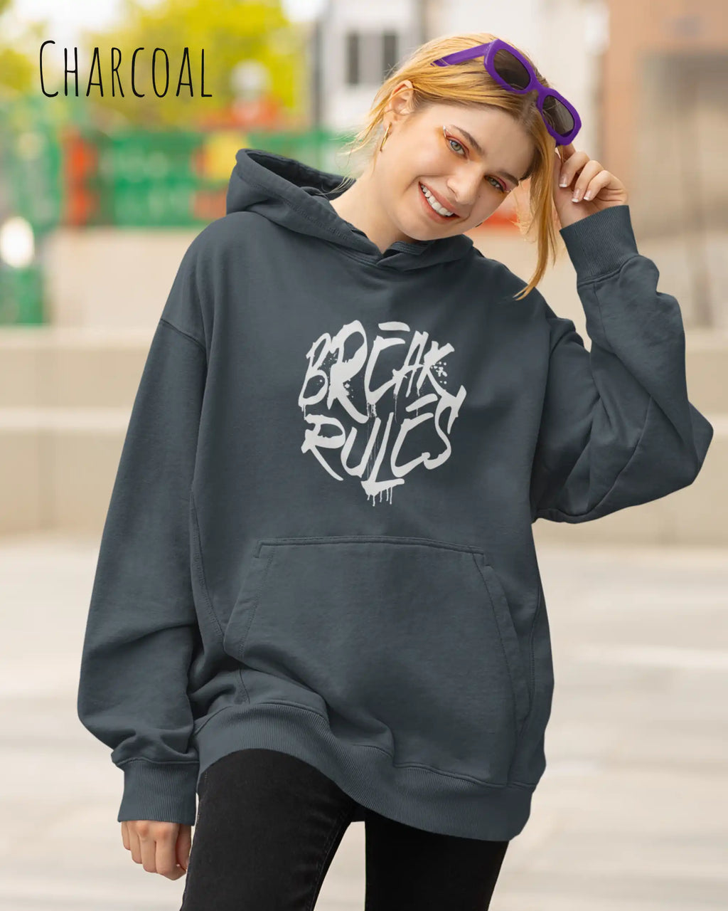frau trägt streetwear hoodie im oversize fit in farbe charcoal mit break rules motiv auf der Brust