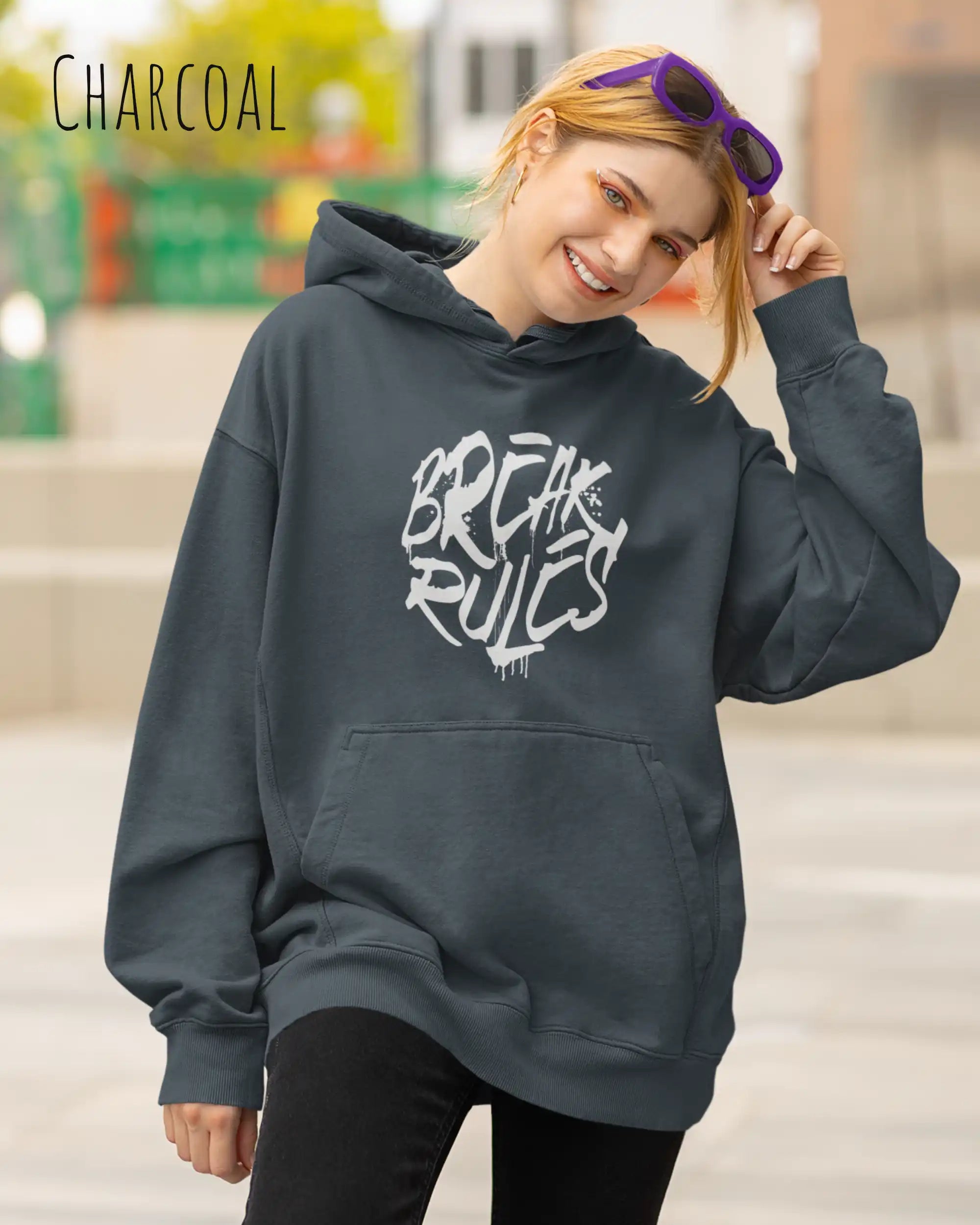 frau trägt streetwear hoodie im oversize fit in farbe charcoal mit break rules motiv auf der Brust