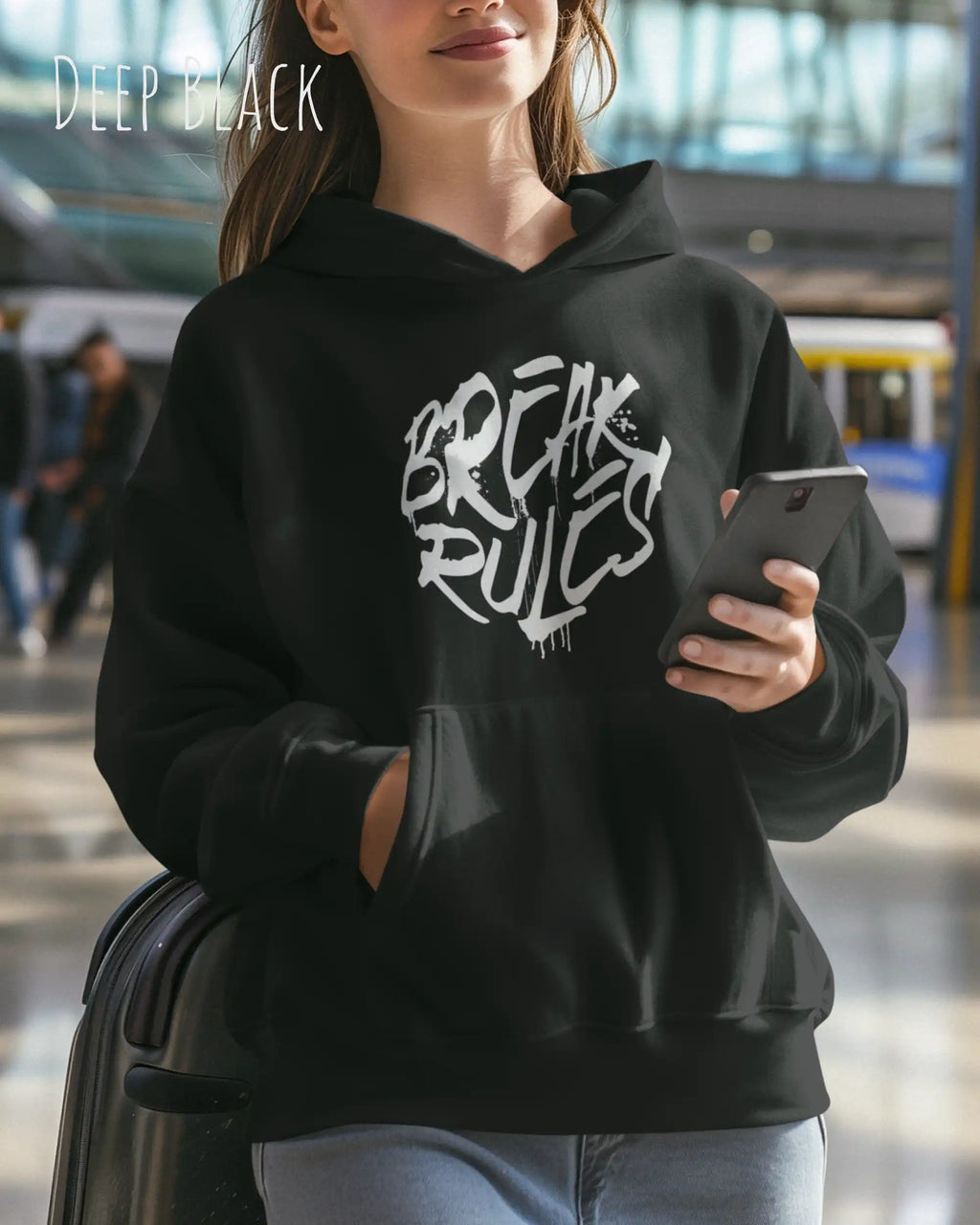frau trägt streetwear hoodie im oversize fit in farbe deep black mit break rules motiv auf der Brust