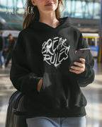frau trägt streetwear hoodie im oversize fit in farbe deep black mit break rules motiv auf der Brust