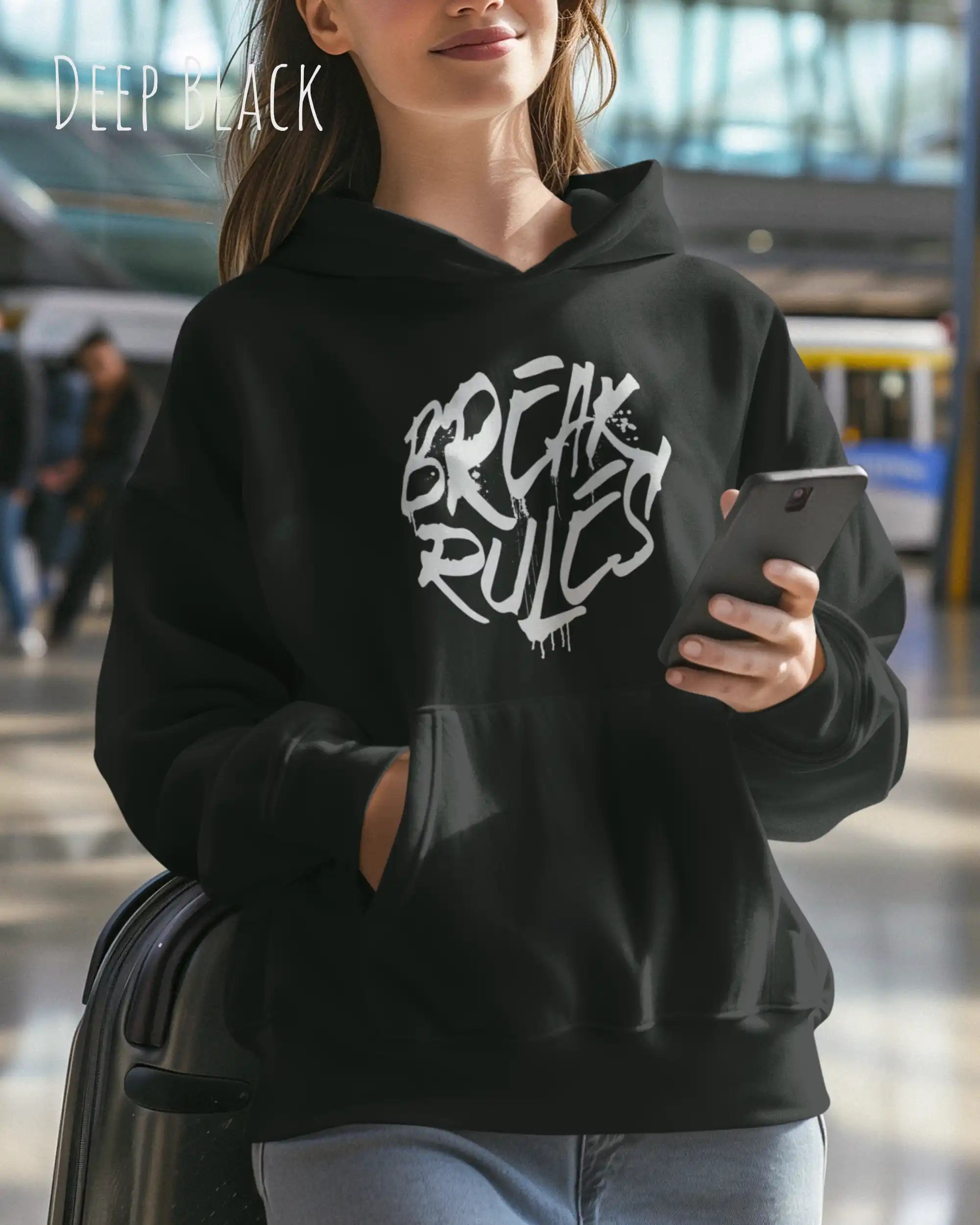 frau trägt streetwear hoodie im oversize fit in farbe deep black mit break rules motiv auf der Brust