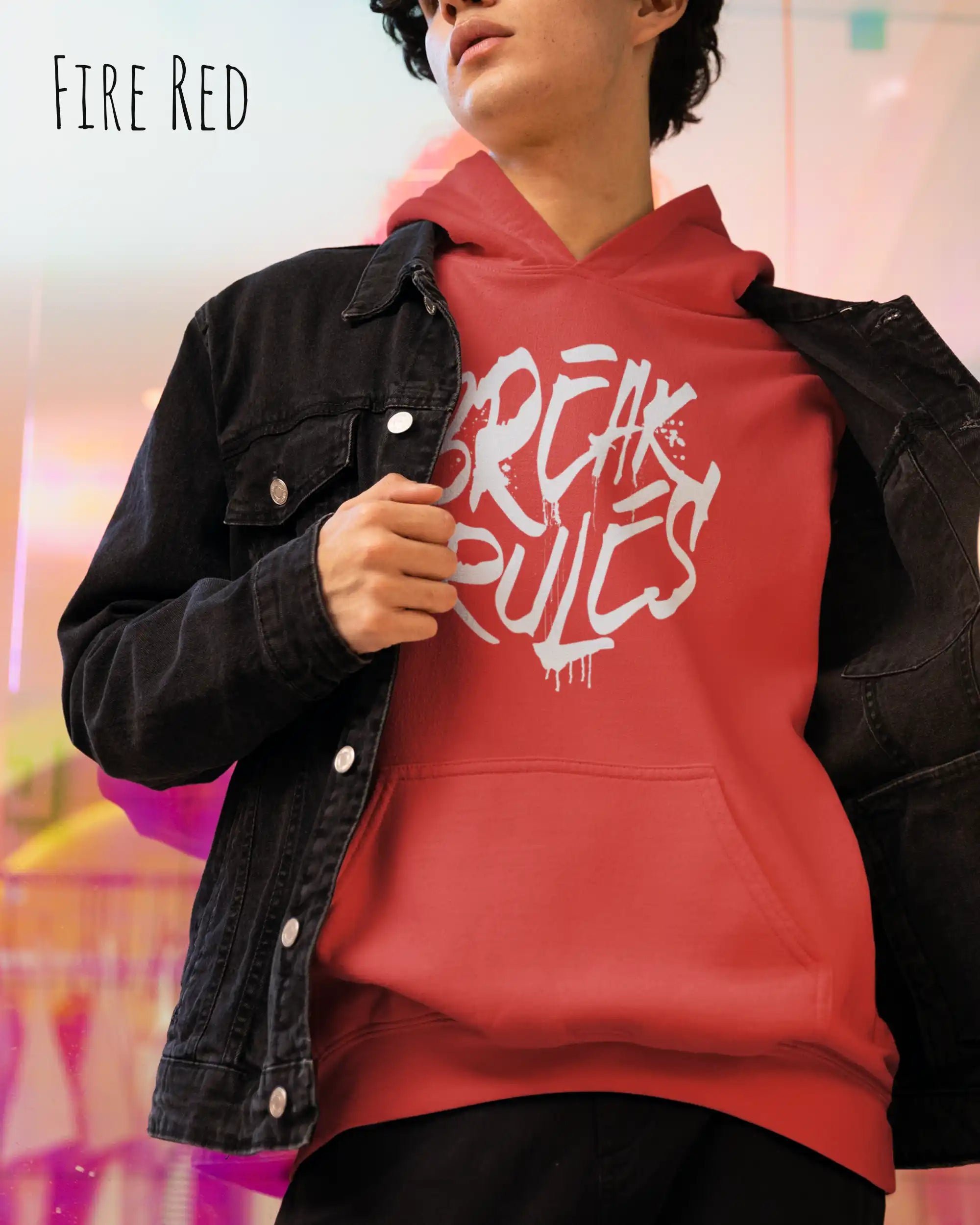 Mann trägt streetwear hoodie im oversize fit in farbe fire red mit break rules motiv auf der Brust