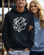 Mann trägt streetwear hoodie im oversize fit in farbe new French navy mit break rules motiv auf der Brust