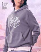 frau trägt streetwear hoodie im oversize fit in farbe dusty lilac mit break rules motiv auf der Brust