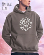 Mann trägt streetwear hoodie im oversize fit in farbe natural clay mit break rules motiv auf der Brust