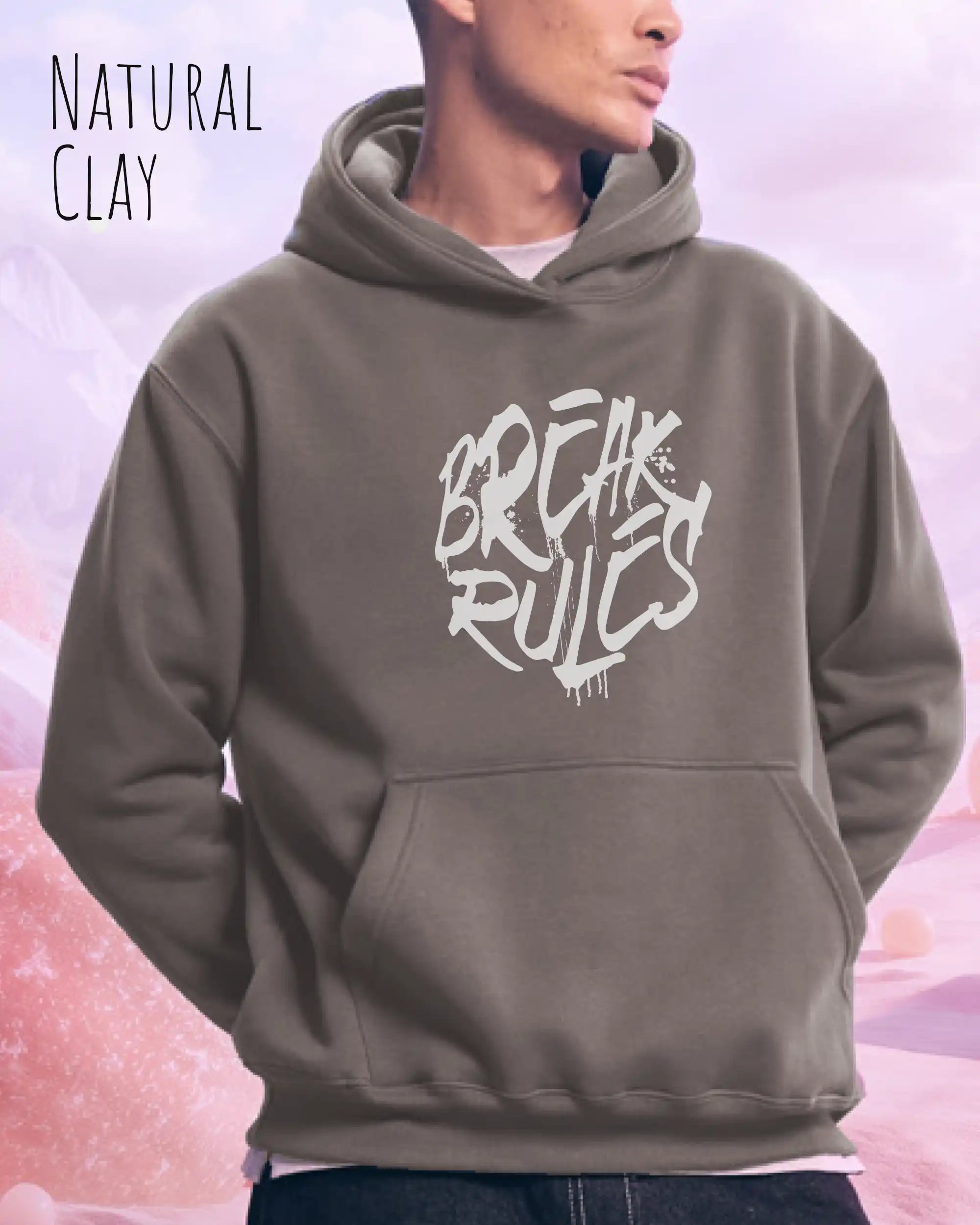 Mann trägt streetwear hoodie im oversize fit in farbe natural clay mit break rules motiv auf der Brust