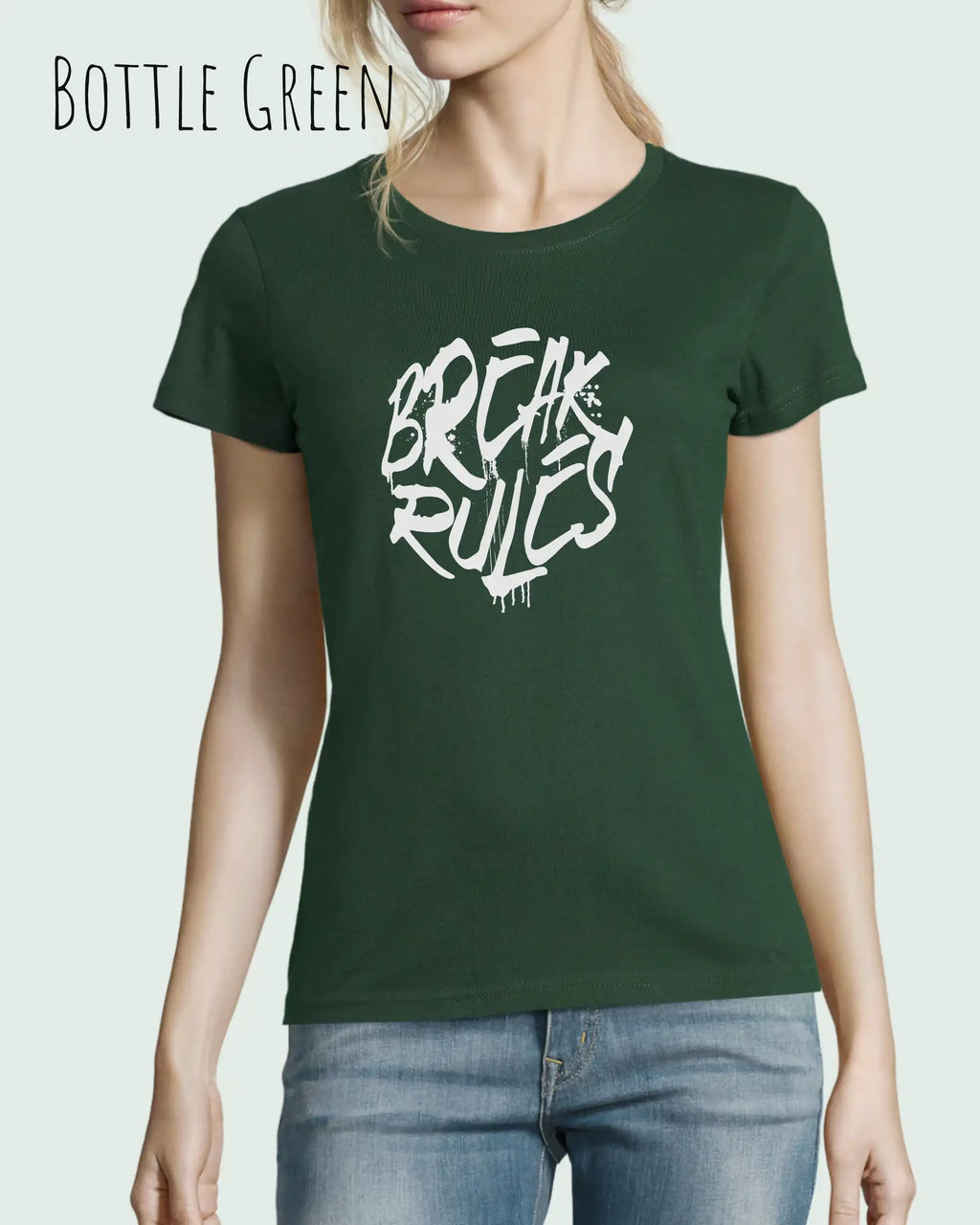 Frau trägt ein feminines Design-T-Sjhirt in der farbe bottle green mit dem Statement real rules