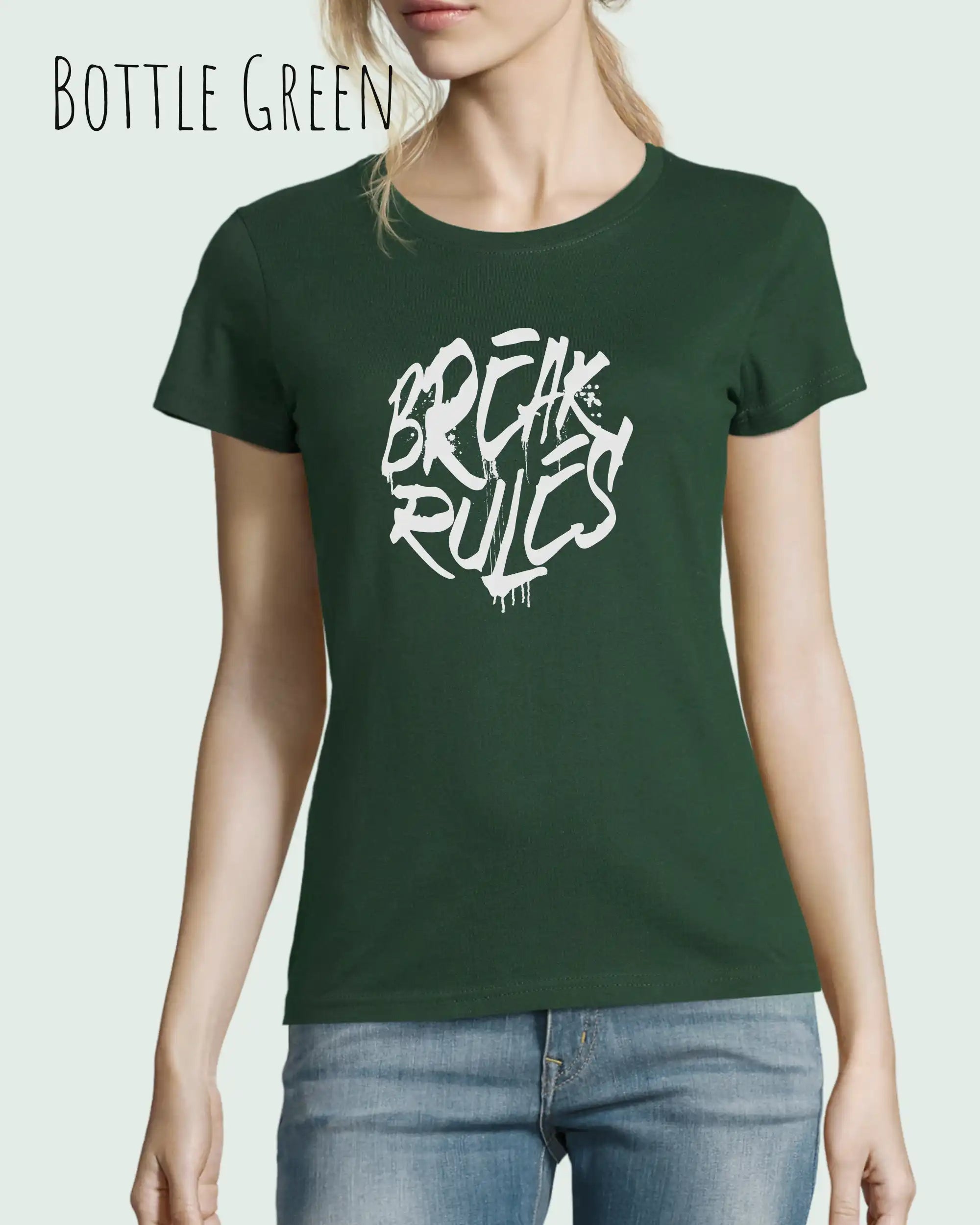 Frau trägt ein feminines Design-T-Sjhirt in der farbe bottle green mit dem Statement real rules