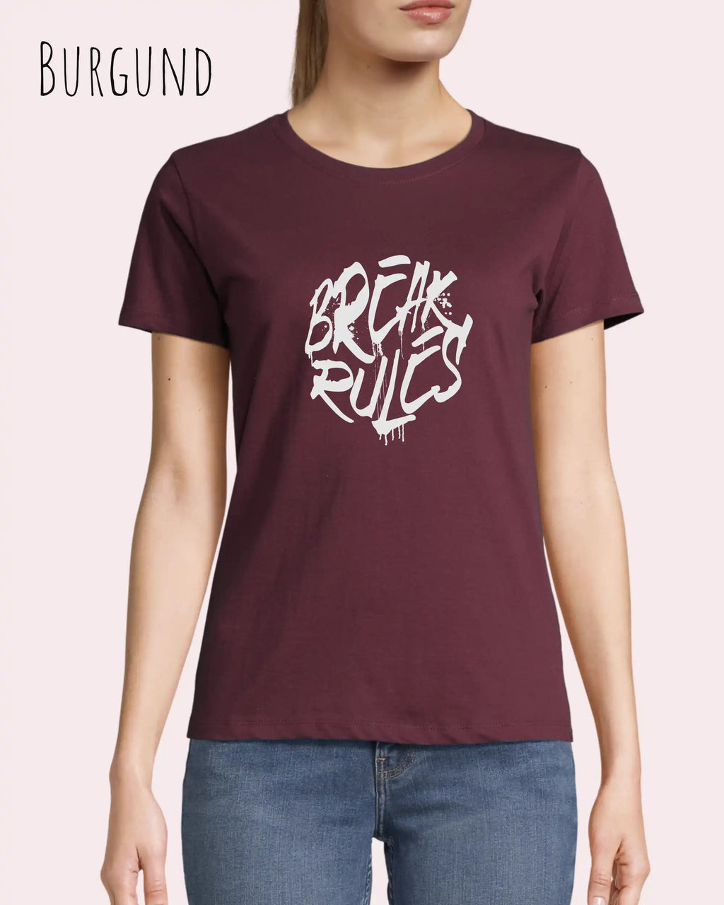 Frau trägt ein feminines Design-T-Sjhirt in der farbe Burgund mit dem Statement real rules