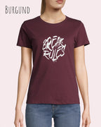 Frau trägt ein feminines Design-T-Sjhirt in der farbe Burgund mit dem Statement real rules