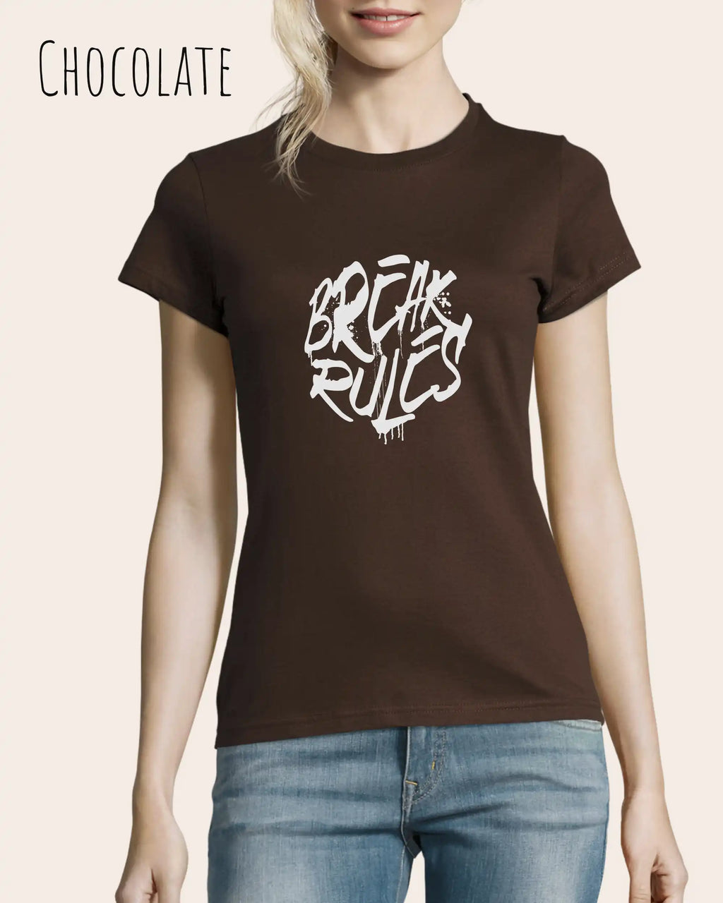 Frau trägt ein feminines Design-T-Sjhirt in der farbe chocolate mit dem Statement break rules