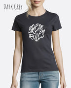 Frau trägt ein feminines Design-T-Sjhirt in der farbe dark grey mit dem Statement real rules