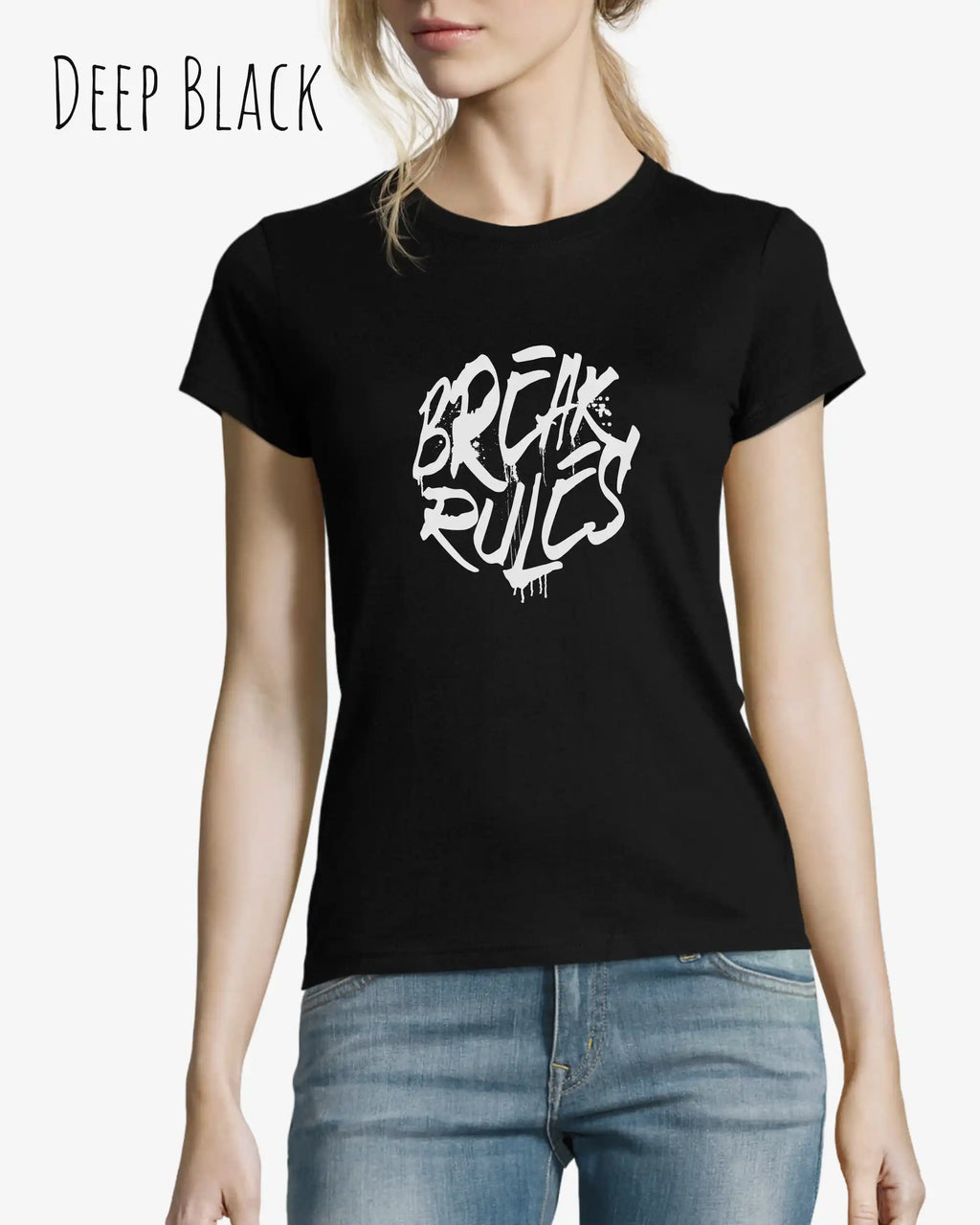 Frau trägt ein feminines Design-T-Sjhirt in der farbe deep black mit dem Statement break rules