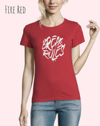 Frau trägt ein feminines Design-T-Sjhirt in der farbe fire red mit dem Statement break rules