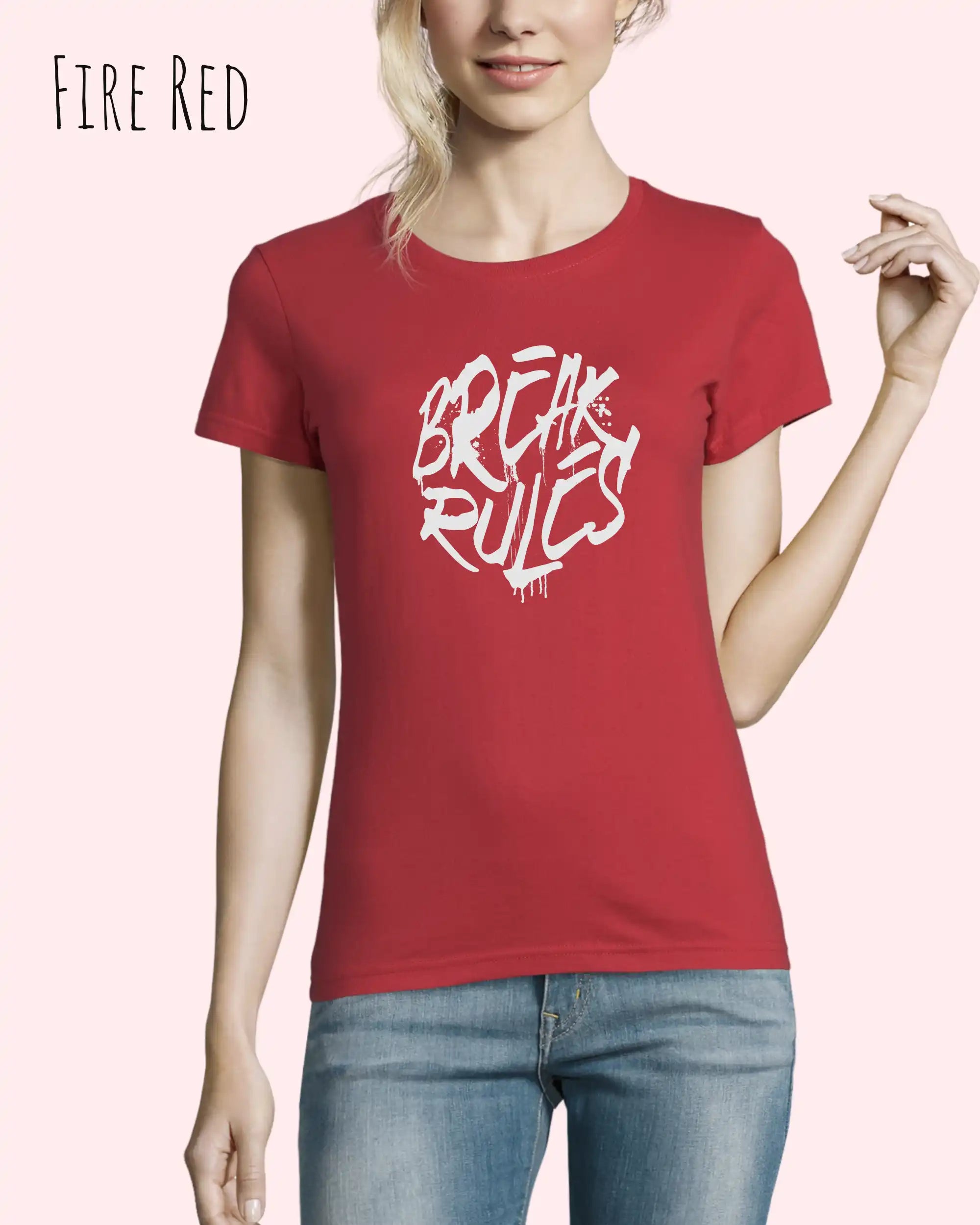 Frau trägt ein feminines Design-T-Sjhirt in der farbe fire red mit dem Statement break rules