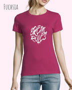 Frau trägt ein feminines Design-T-Sjhirt in der farbe fuchsia mit dem Statement break rules