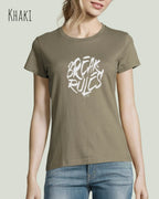 Frau trägt ein feminines Design-T-Sjhirt in der farbe khaki mit dem Statement break rules