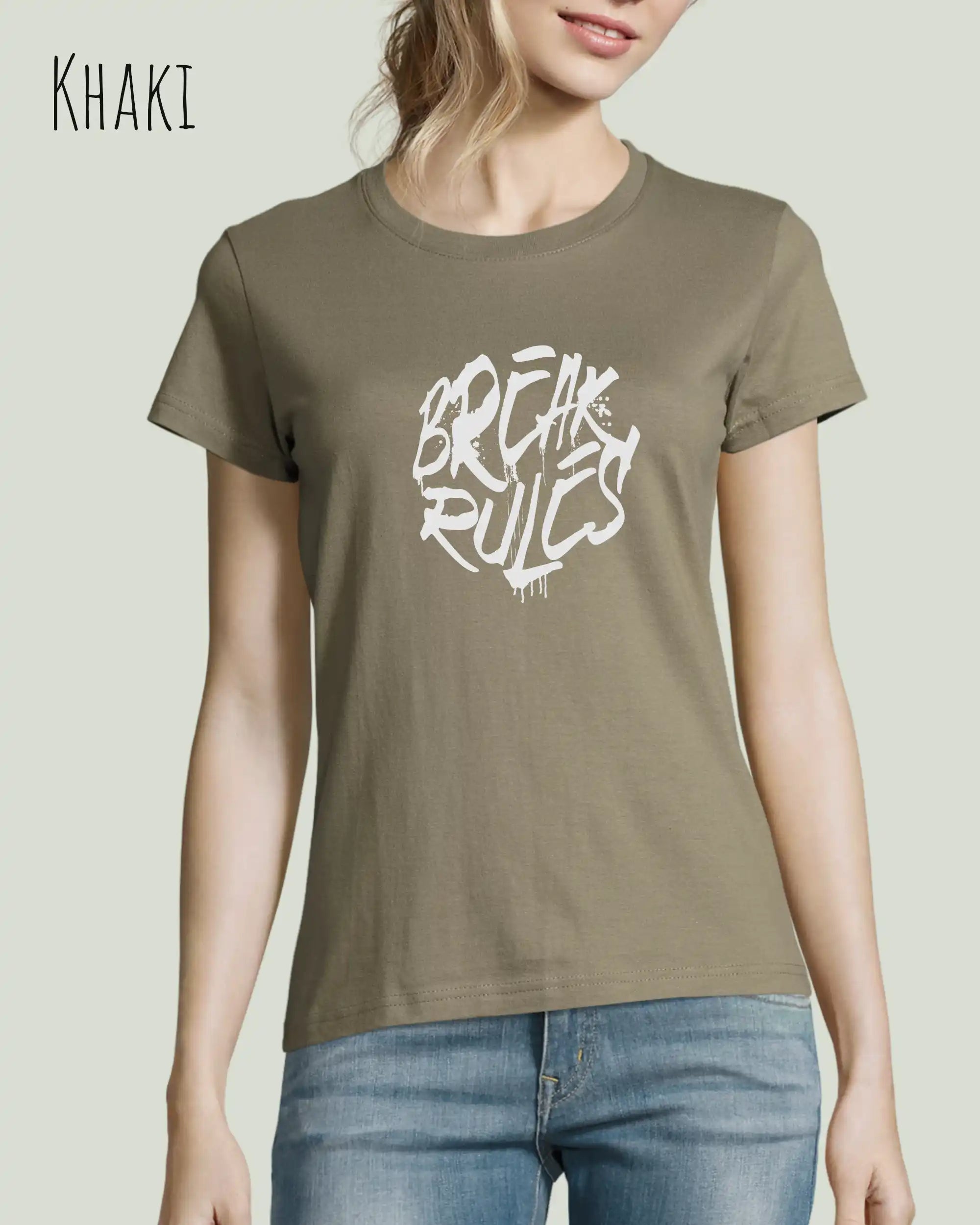 Frau trägt ein feminines Design-T-Sjhirt in der farbe khaki mit dem Statement break rules