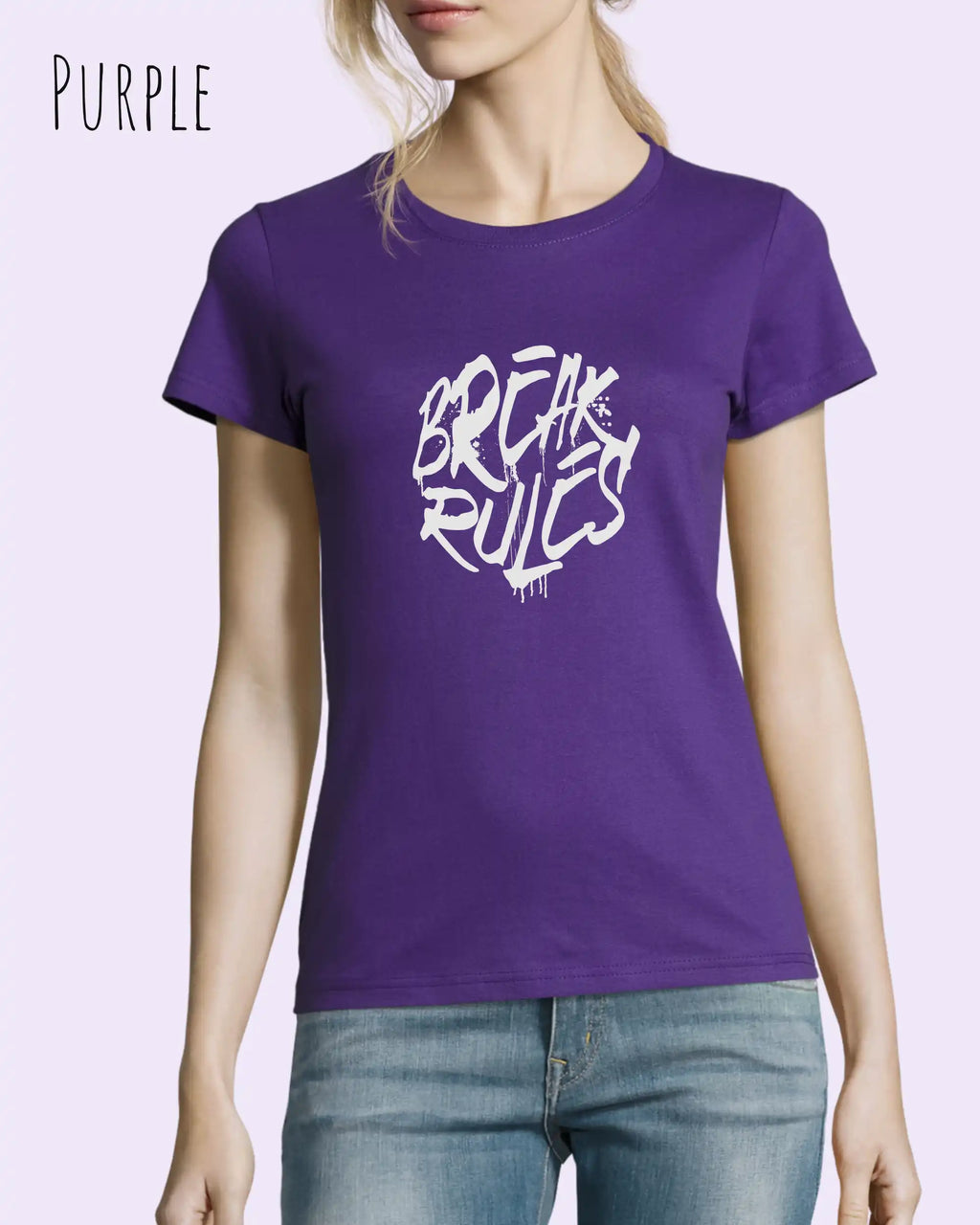 Frau trägt ein feminines Design-T-Sjhirt in der farbe purple mit dem Statement break rules