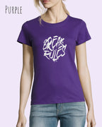 Frau trägt ein feminines Design-T-Sjhirt in der farbe purple mit dem Statement break rules