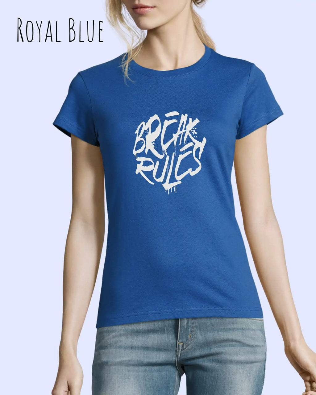 Frau trägt ein feminines Design-T-Sjhirt in der farbe royal blue mit dem Statement break rules
