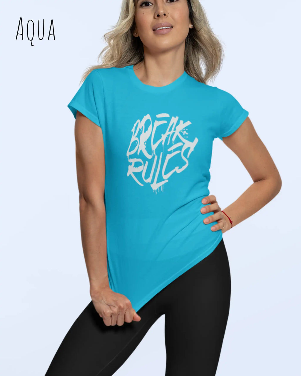 Frau trägt ein feminines Design-T-Sjhirt in der farbe aqua mit dem Statement break rules mittig auf der brust