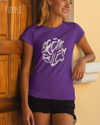 Frau trägt ein feminines Design-T-Sjhirt in der farbe purple mit dem Statement break rules mittig auf der brust