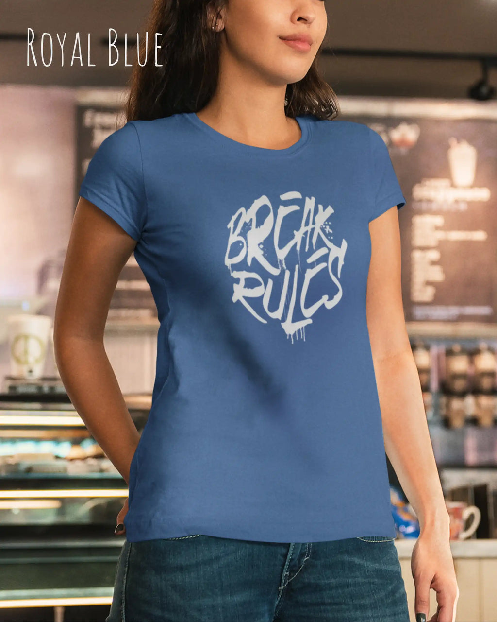 Frau trägt ein feminines Design-T-Sjhirt in der farbe royalblue mit dem Statement break rules mittig auf der brust