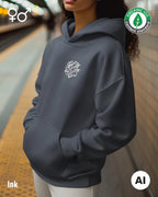 die Abbildung zeigt eine person, die einen nachhaltigen oversized Kapuzenpulli in der farbe ink mit dem design "break rules" trägt..