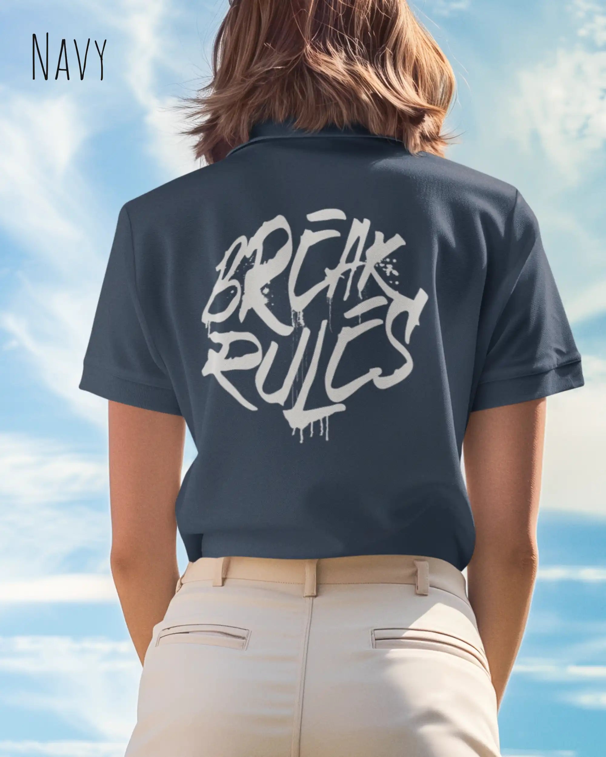 Eine  frau trägt ein design t-shirt mit femininem schnitt in der farbe navy und mit der grafik "break rules" auf dem rücken.