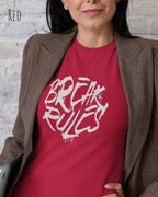 Eine  frau trägt ein design t-shirt mit femininem schnitt in der farbe red und mit der grafik "break rules" vorne mittig auf der brust