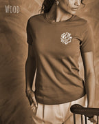 Eine  frau trägt ein design t-shirt mit femininem schnitt in der farbe XXX und mit der grafik "break rules" oben links.
