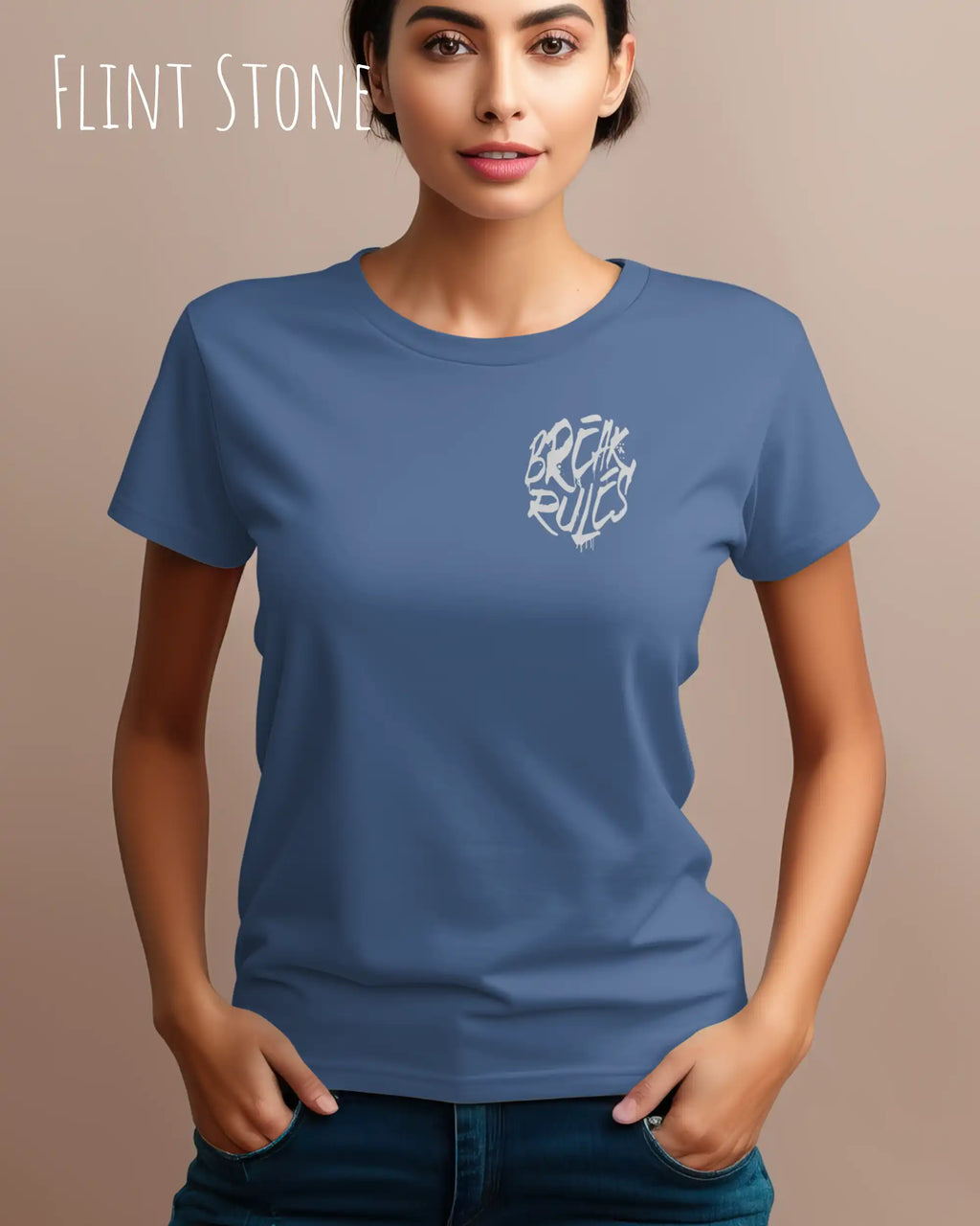 Eine junge frau trägt ein design t-shirt mit femininem schnitt in der farbe flint stone und mit der grafik "break rules" oben links.