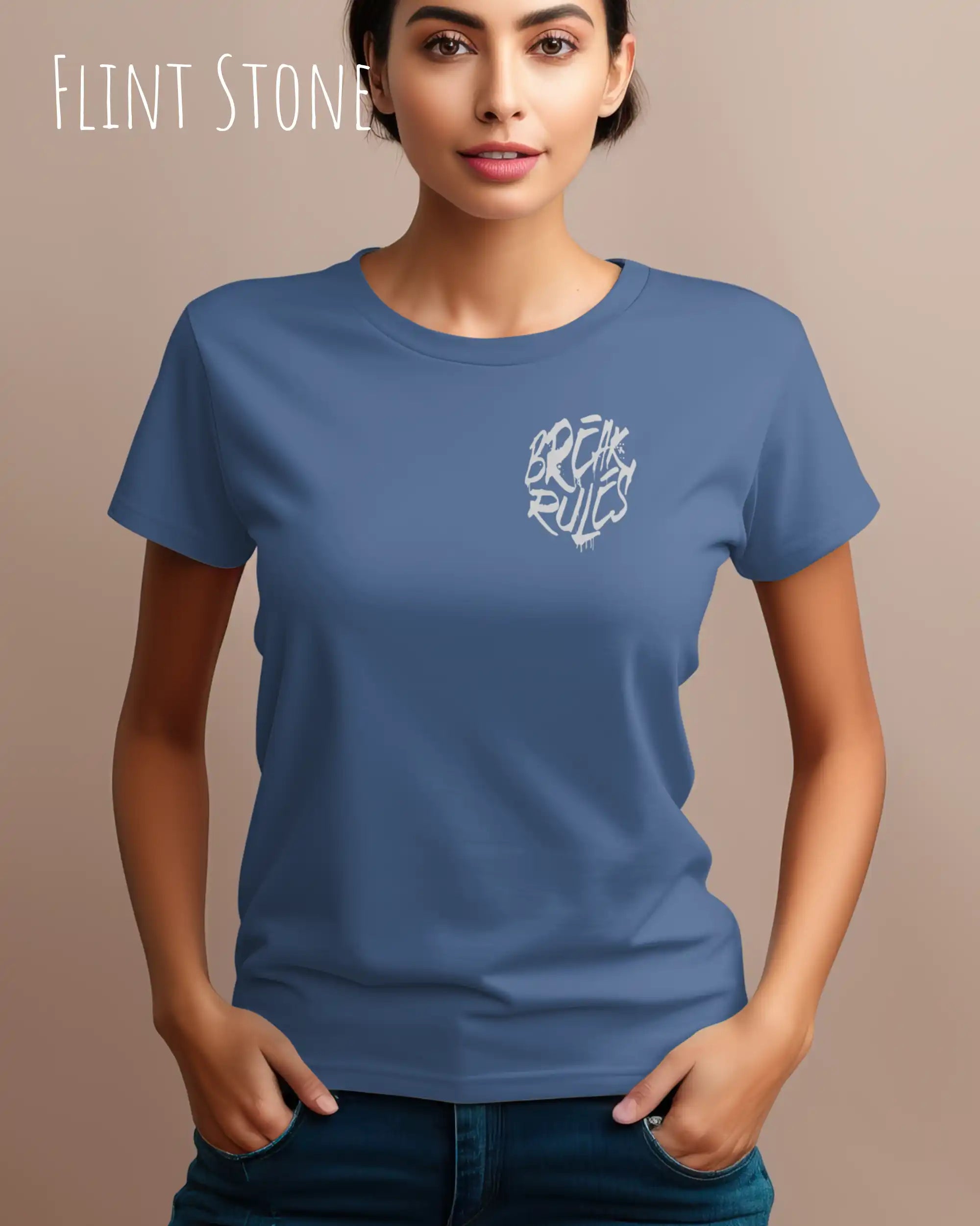 Eine junge frau trägt ein design t-shirt mit femininem schnitt in der farbe flint stone und mit der grafik "break rules" oben links.