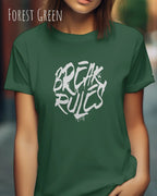 Eine  frau trägt ein design t-shirt mit femininem schnitt in der farbe forest green und mit der grafik "break rules" vorne auf der brust