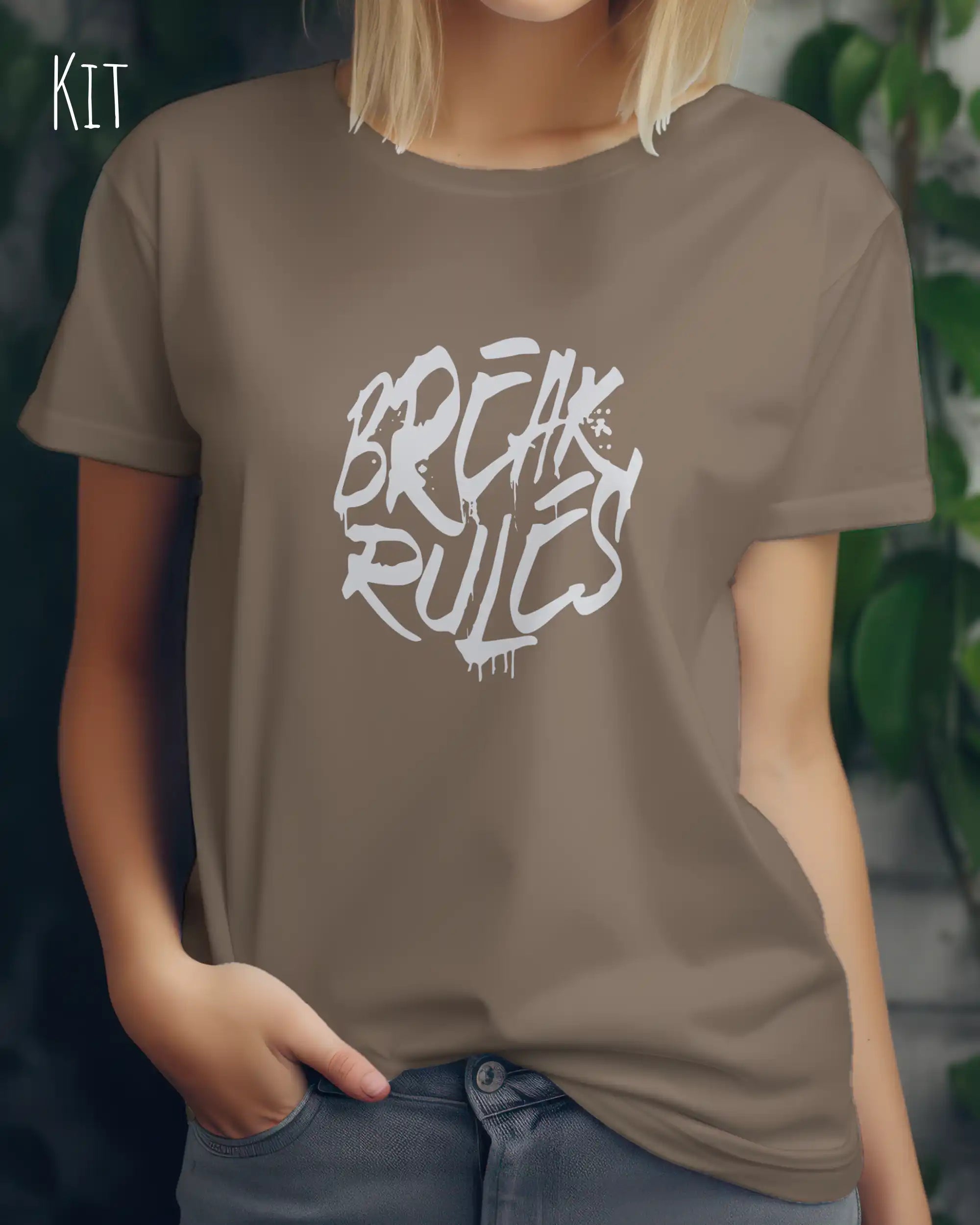 Eine  frau trägt ein design t-shirt mit femininem schnitt in der farbe kit und mit der grafik "break rules" vorne auf der brust