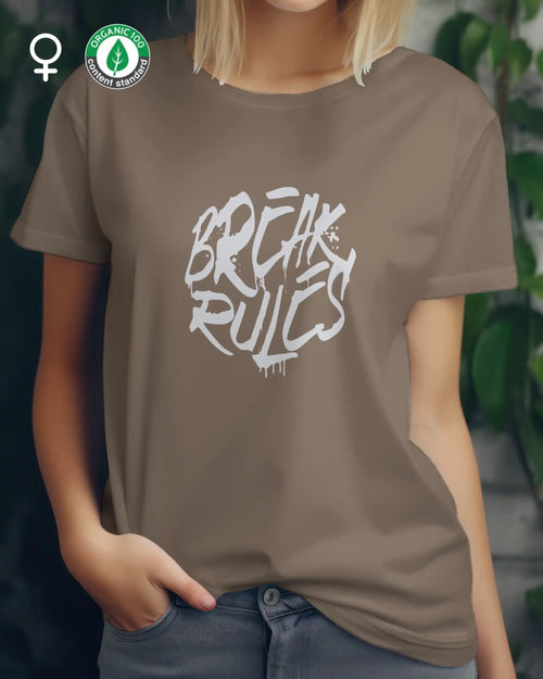 Eine  frau trägt ein damen design t-shirt mit femininem schnitt und mit der grafik "break rules" vorne auf der brust