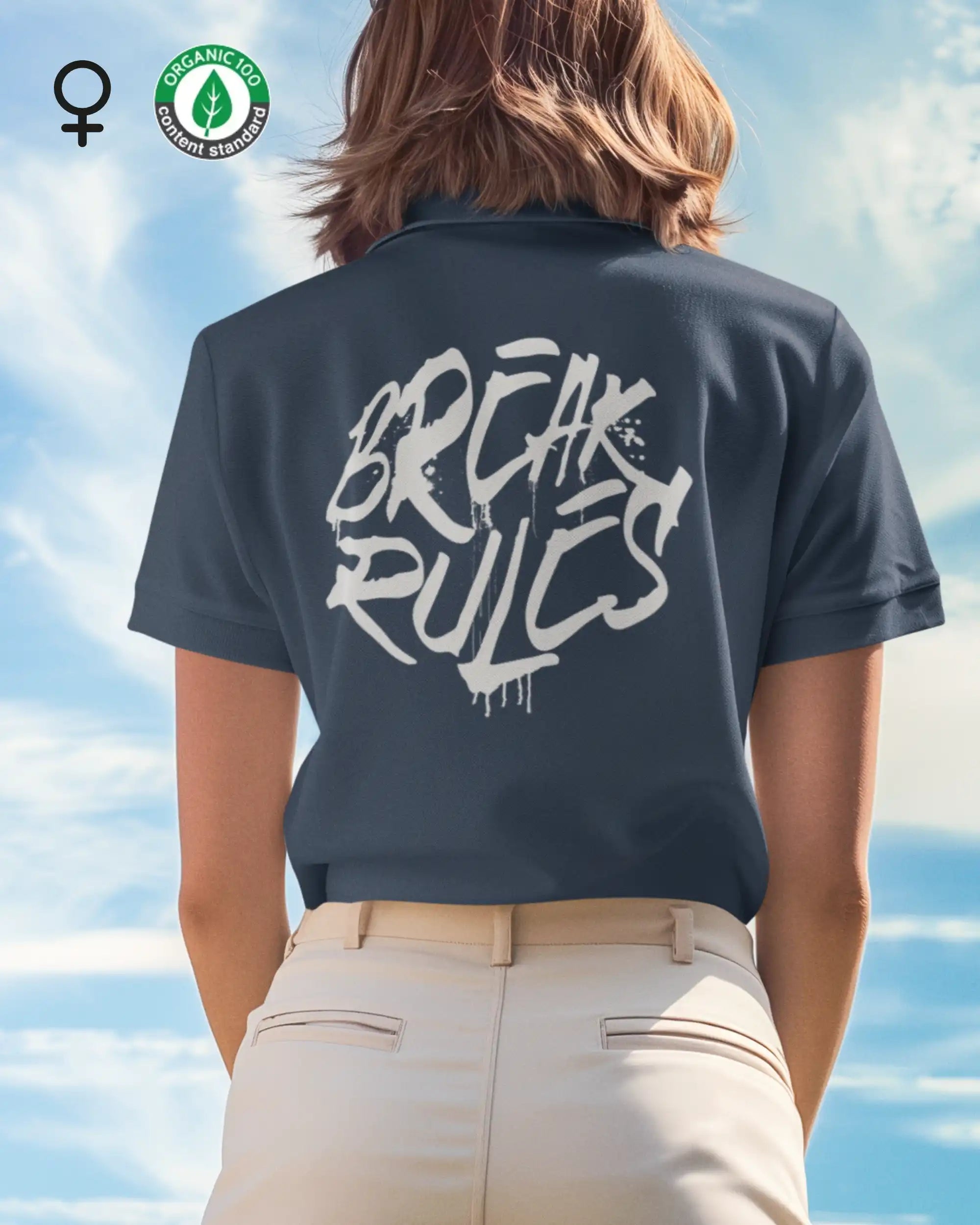 Eine  frau trägt ein design t-shirt mit femininem schnitt  und mit der backprint grafik "break rules".