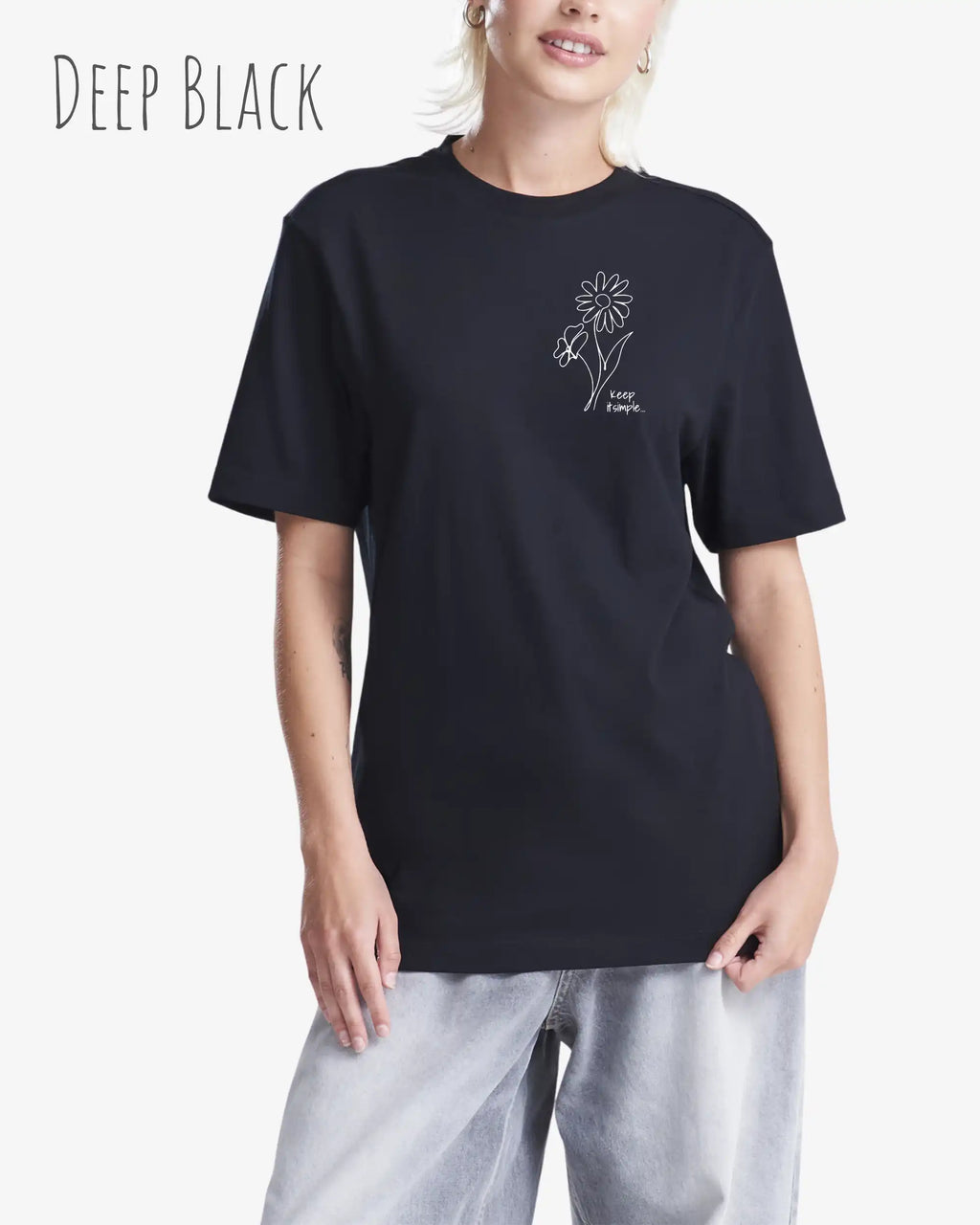 blonde Frau trägt ein design t-shirt in deep black mit dem motiv keep it simple.