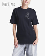 blonde Frau trägt ein design t-shirt in deep black mit dem motiv keep it simple.