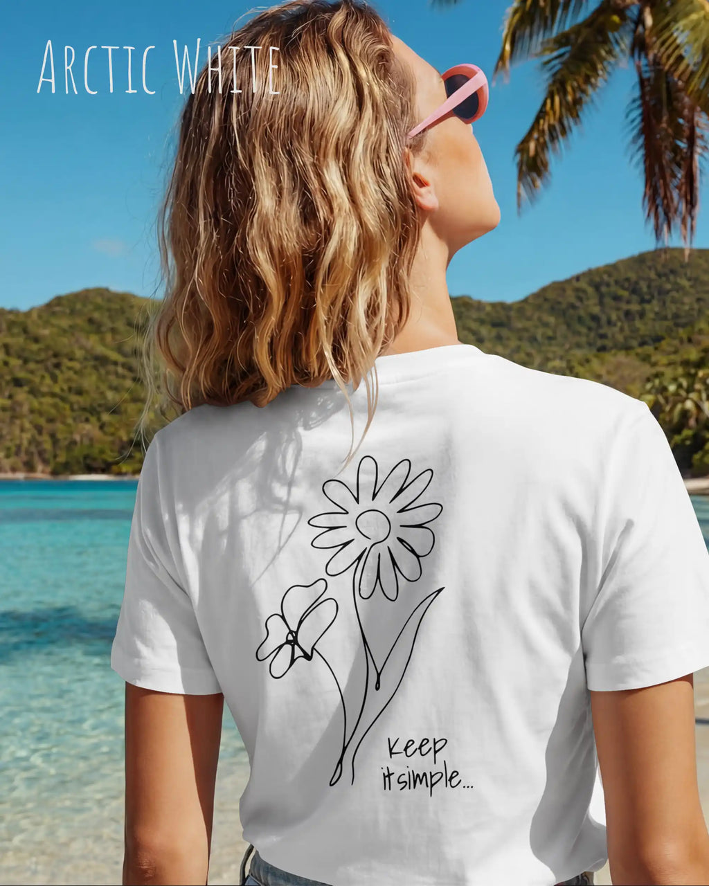 eine Frau trägt ein design t-shirt in arctic white mit dem backprint motiv keep it simple.