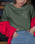 Junge Frau trägt ein design t-shirt in bottle green mit dem motiv keep it simple.