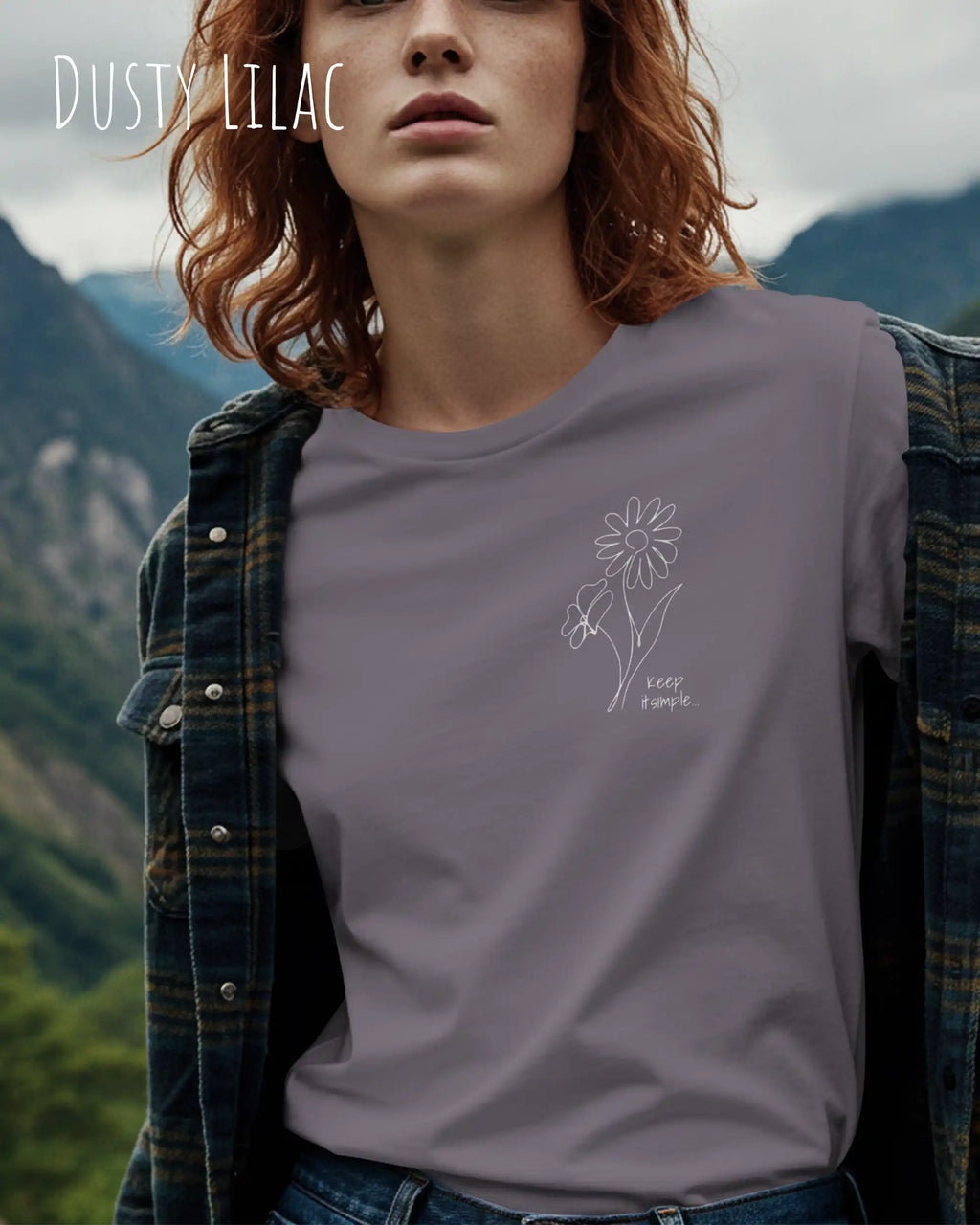 Junge Frau trägt ein design t-shirt in dusty lilac mit dem motiv keep it simple.