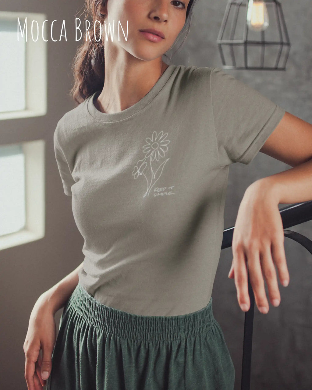 Junge Frau trägt ein design t-shirt in Mocca brwon mit dem motiv keep it simple.