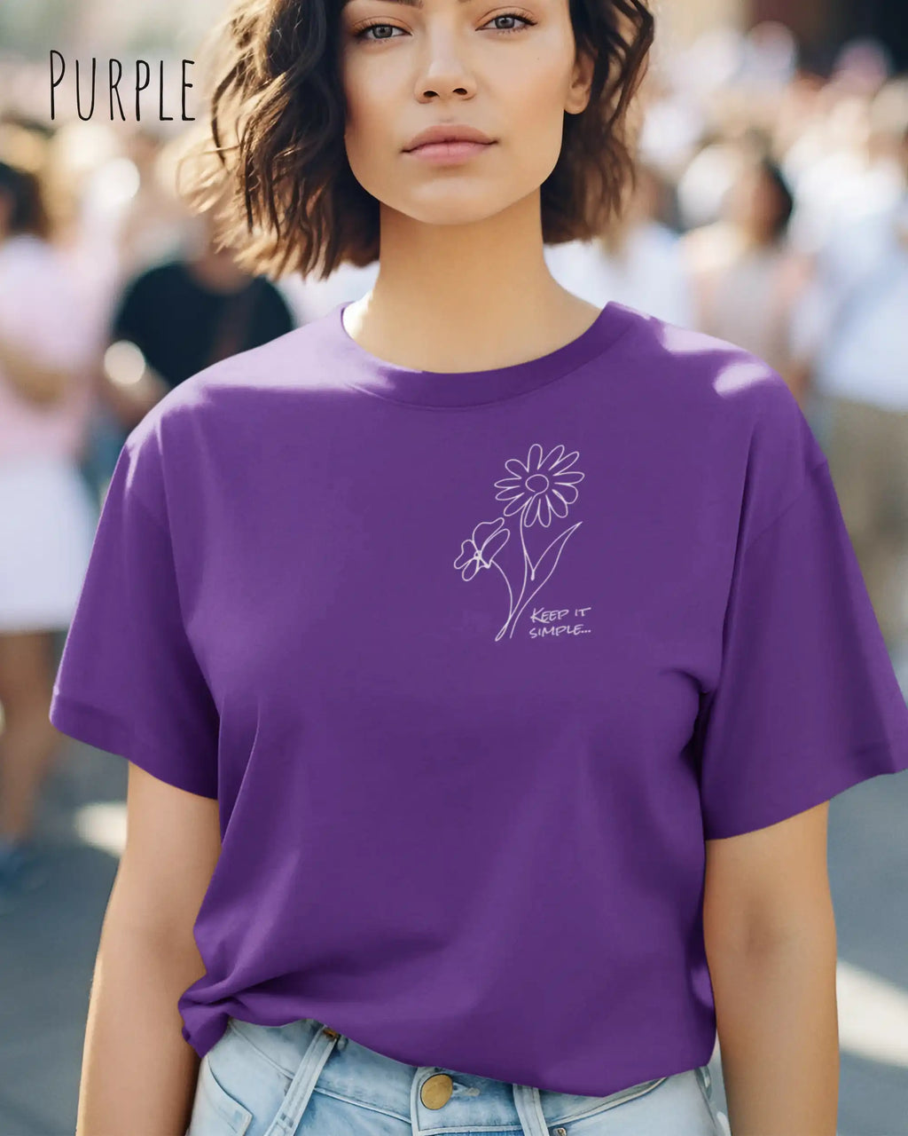 eine Frau trägt ein design t-shirt in purple mit dem motiv keep it simple.