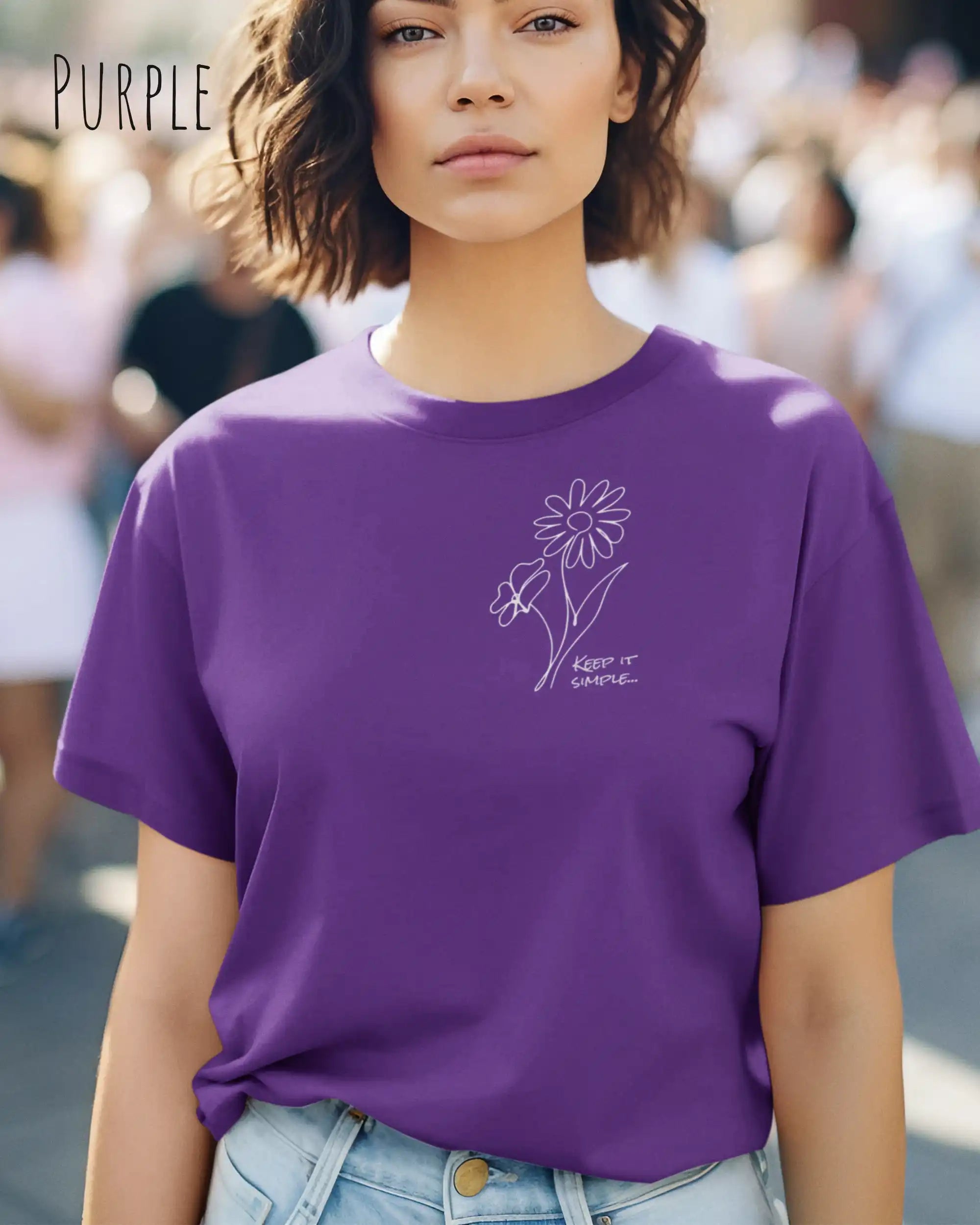 eine Frau trägt ein design t-shirt in purple mit dem motiv keep it simple.