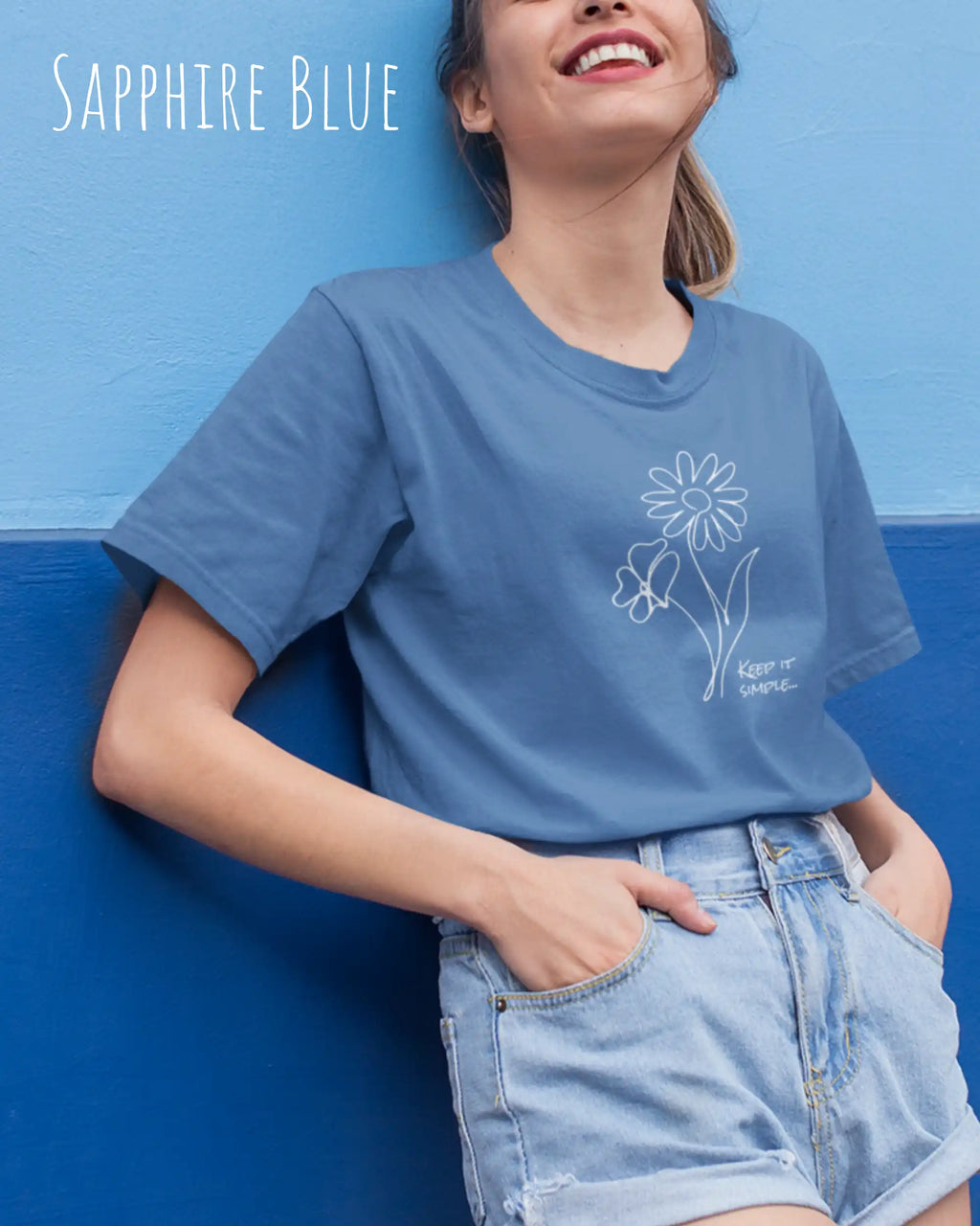 Junge Frau trägt ein design t-shirt in sapphire blue mit dem motiv keep it simple.