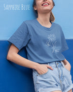 Junge Frau trägt ein design t-shirt in sapphire blue mit dem motiv keep it simple.